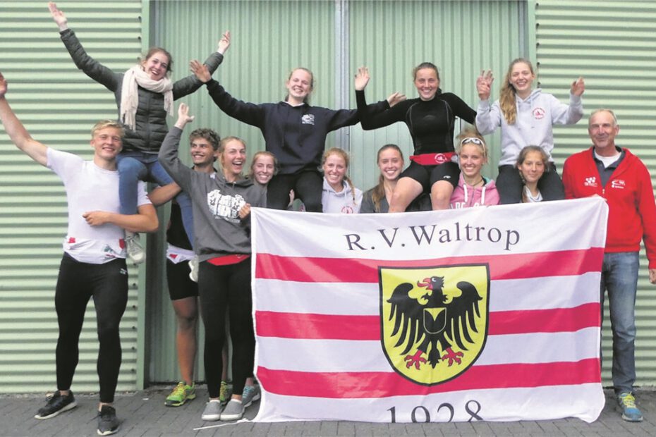 Auf dem Foto freuen sich (v. l.) Floyd Benedikter, Neele Erdtmann, Sören Henkel, Elena Erdtmann, Marie Wilk, Hannah Veuhoff, Lea Wilk, Theresa Kampmann, Johanna Kampmann, Dorothea Kampmann, Ida Polarczyk, Emelie Meyer und Trainer Andreas Erdtmann