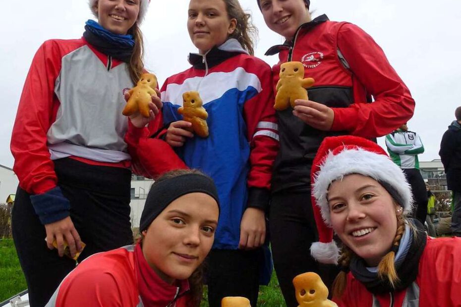 Mit Nikolausmütze und Stutenkerl: Frederike Fenger, Sophia Benthaus (vorn v. l.), Marie Schulte-Kump, Franziska Fenger und Helen Klaes (hinten) belegten Platz zwei in Kettwig.